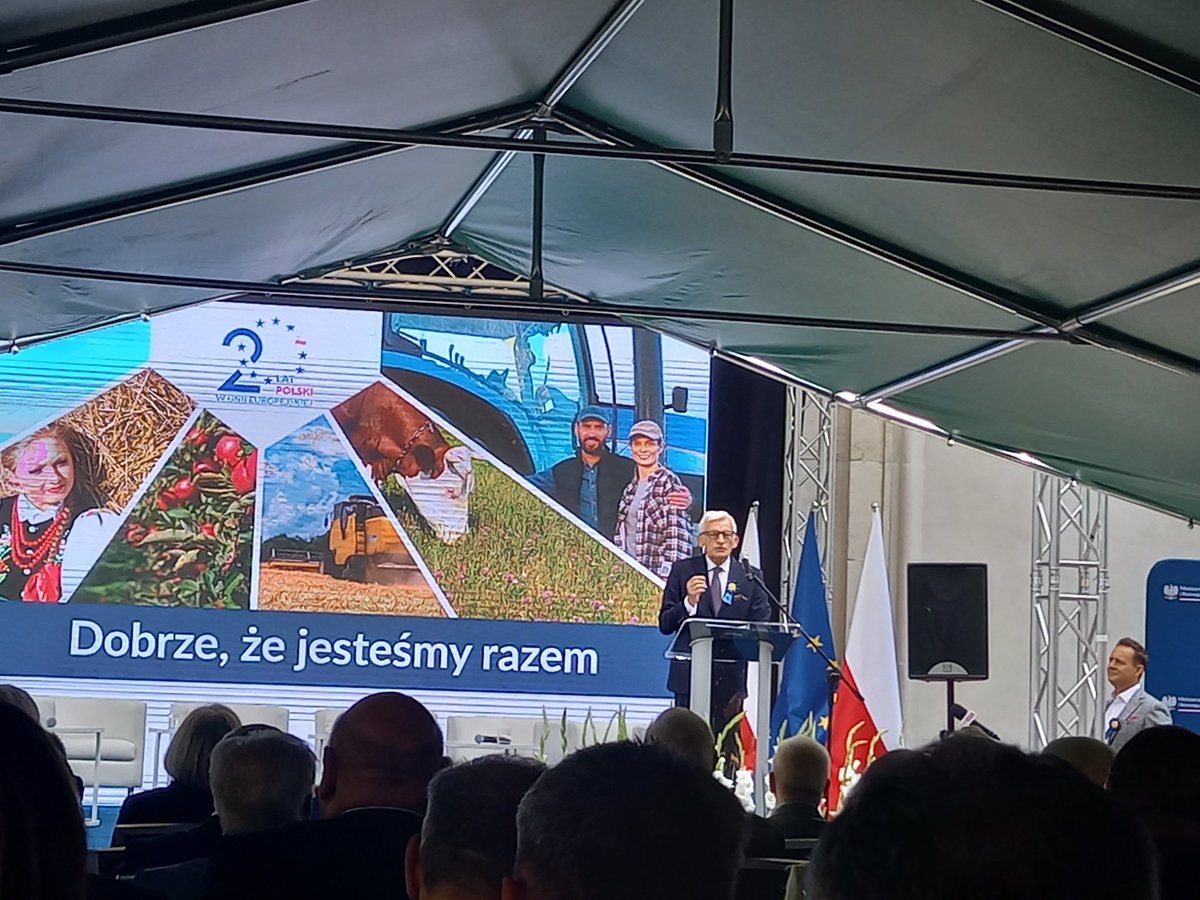 IwanskiRados's tweet photo. Bezpieczeństwo żywnościowe = bezpieczeństwo energetyczne, rola tego pierwszego b. wzrosła. Rolnictwo i wieś powinny postawić na energetykę odnawialna, energetykę rozproszoną - powiedział prof. Jerzy Buzek w @MRiRW_GOV_PL . 20lecie naszej obecności w UE. @farmer_pl https://t.co/qvqY6RNHZA