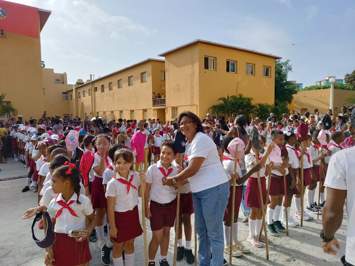 Desde la Ciudad Escolar 26 de julio en Santiago de Cuba, tiene lugar el acto de cambio de pañoletas. El lugar es hermoso y las emociones desbordadas un día histórico para #Cuba 🇨🇺