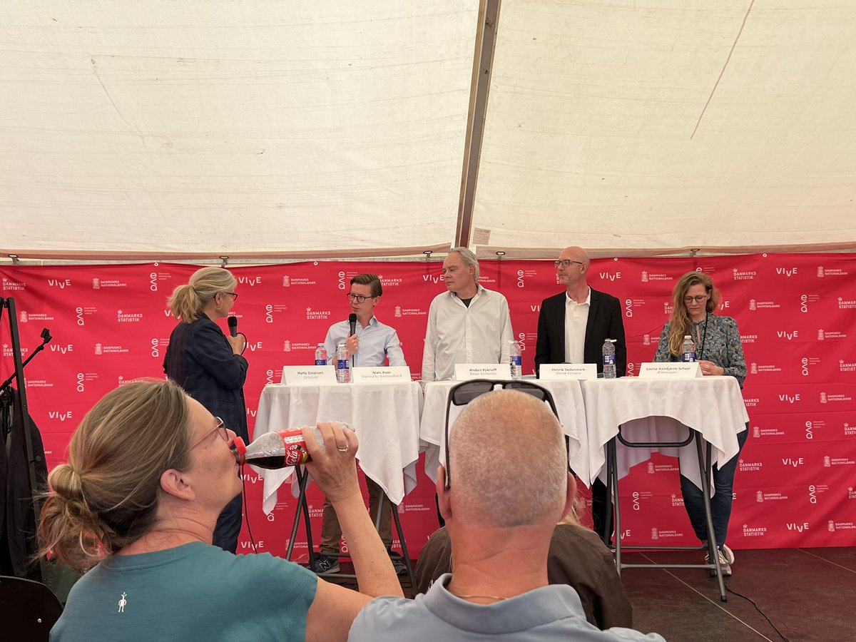 “Nationalbanken har ikke dræbt 1.000 kr sedlen men sendt den på pension, på tidlig tilbagetrækning” 😃 siger Niels Kaas på en engageret debat om kontanter på #fmdk <a href="/NielsKaas/">Niels Kaas</a> @kjaerulv <a href="/hsedenmark/">Henrik L. Sedenmark</a> Louise Kambjerre Scheel #dkfinans #cash <a href="/nationalbanken/">Danmarks Nationalbank</a>