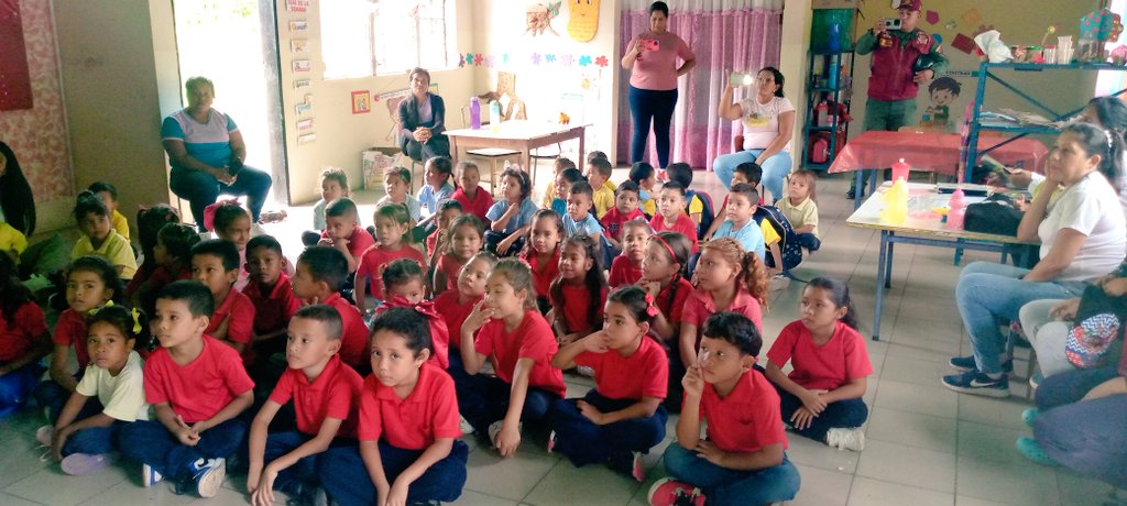BrigadasCHCH's tweet photo. ¡Ciencia didáctica!

Erupción de un volcán a los niños y niñas del Prescolar, como parte del programa Semillero Científico, para incentivar y despertar la curiosidad de éstos niños al uso de la Ciencia. Comunidad Rural El Rincón.

@Gabrielasjr 
@Mincyt_VE 
@LaRosaInfoVE https://t.co/B33VUZZmfT
