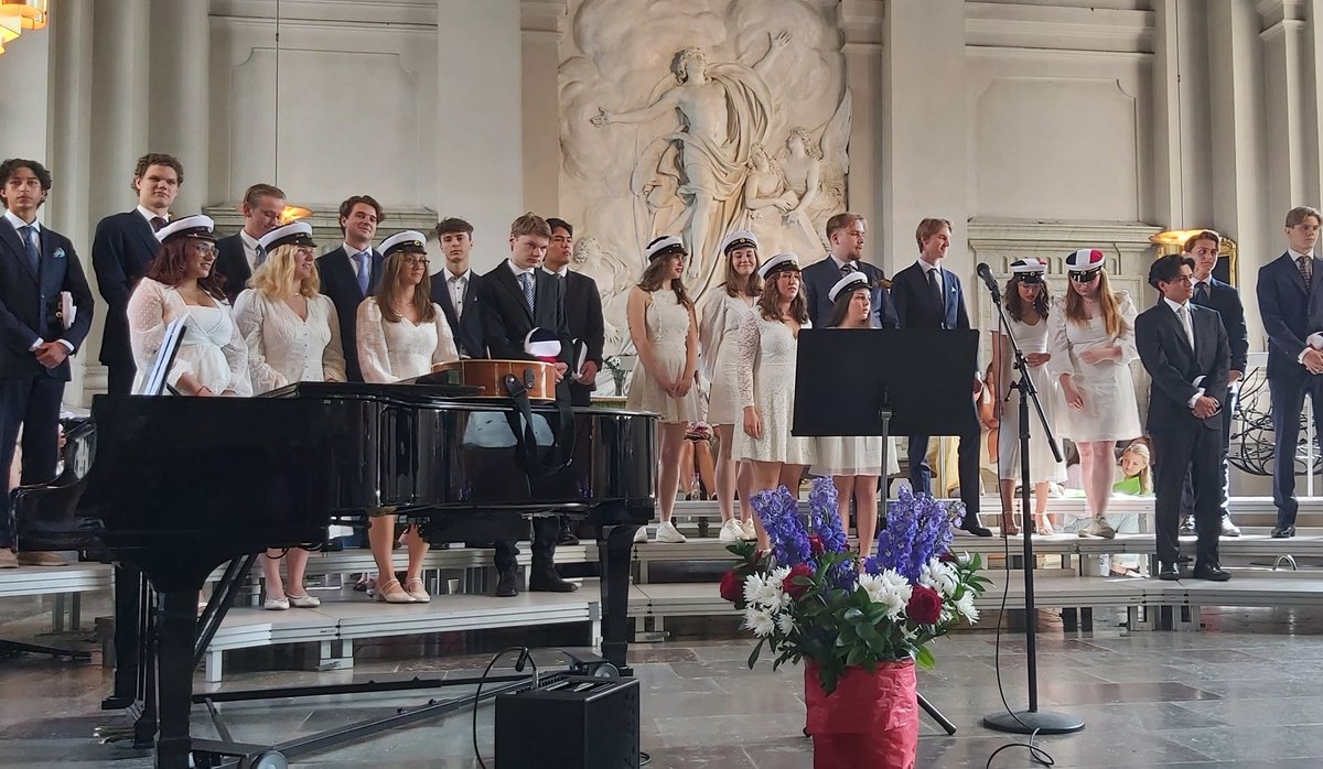 Très belle cérémonie de Studenten à #FranskaSkolan, école 🇸🇪 de tradition 🇨🇵 fondée en 1862, en présence de la Princesse Christina de Suède, ancienne élève. Les élèves de Terminale quittent le lycée - Grattis till studenten!