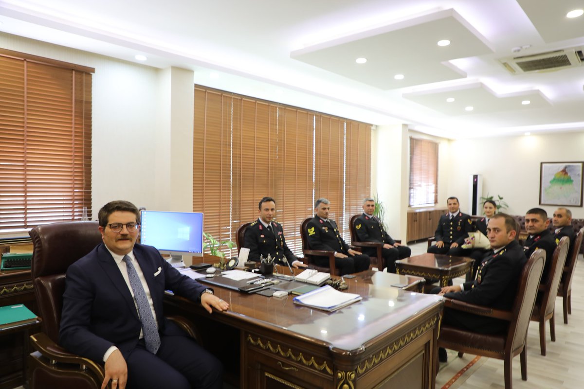 Vir_Kaymakamlik's tweet photo. Jandarma Teşkilatımızın 185. Kuruluş Yıl Dönümü münasebetiyle İlçe Jandarma Komutanı Yüzbaşı Osman Berber ve İlçe Jandarma personelimiz Kaymakamımız Sn. Önder Koç’u ziyaret etti.

Kaymakamımız Sn. Önder Koç, Jandarma Teşkilatımızın 185. kuruluş yıldönümünü kutlayarak, Viranşehir’imizin güvenliği ve huzuru için fedakârca görev yapan İlçe Jandarma teşkilatımıza teşekkür ederek, görevlerinde başarılar diledi.

#Jandarma185Yaşında 
#JandarmaTeşkilatı 
@onderkoc13