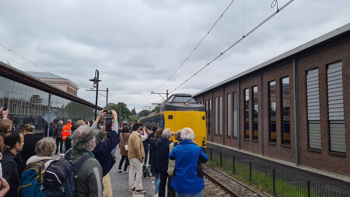 TreinenwebNLred's tweet photo. De Koploper 4011 is vanmorgen aangekomen op Utrecht Maliebaan en officieel overgedragen aan Het Spoorwegmuseum. 
Later vandaag meer op @TreinenwebNL https://t.co/kIxOqHspoO