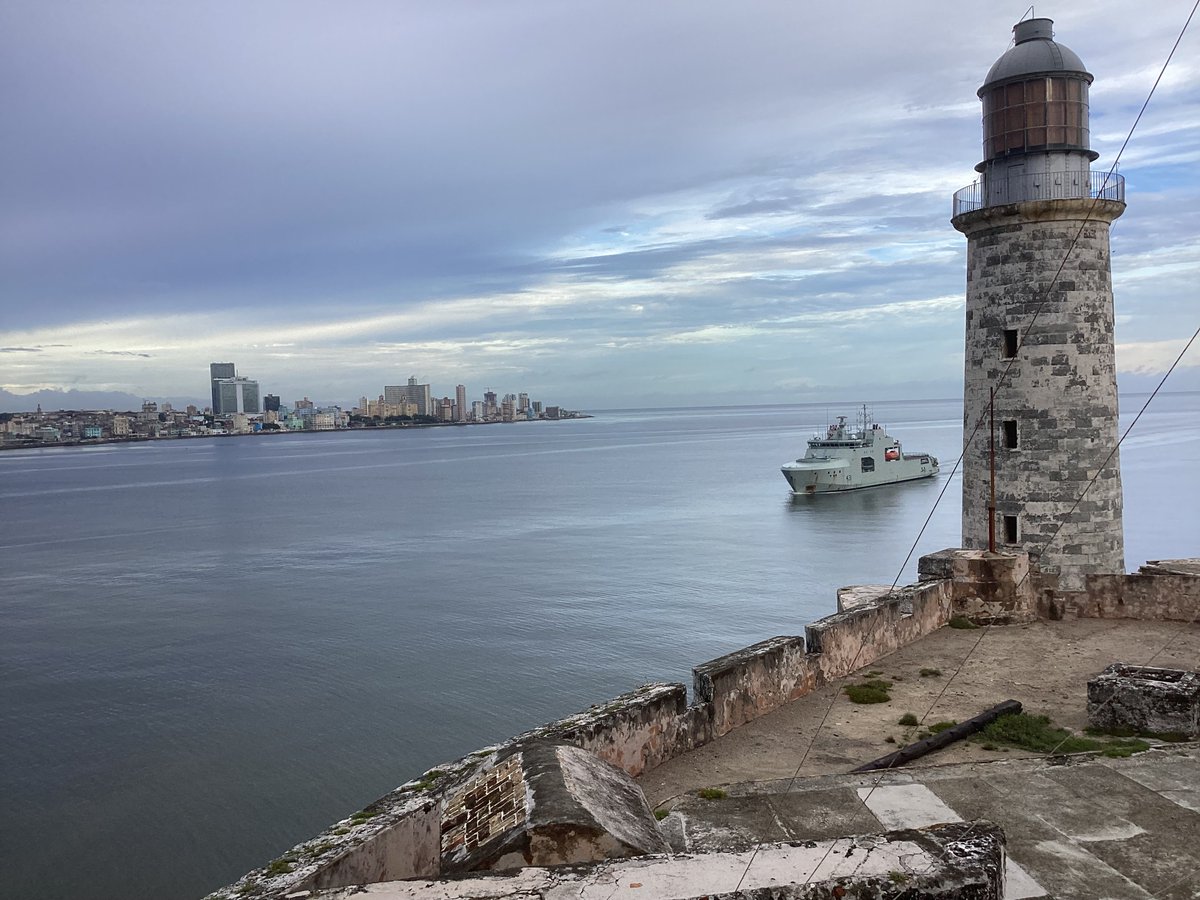 Gshore_Can's tweet photo. Bienvenido esta mañana al buque HMCS Margaret Brooke, pasando el Faro del Moro, también con nuestro agregado 🇨🇦 Col.  Rule. https://t.co/ev6sqxt6AE