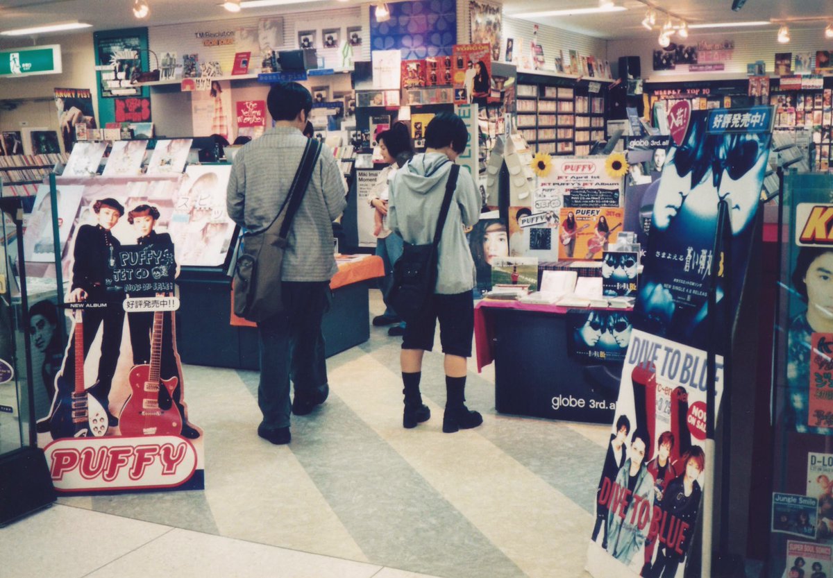 nt_put's tweet image. 1998年、当時勤務していたCDショップの様子。パフィーのJET CDの発売日だから4月1日か。この頃パフィーは絶好調で、このアルバムも発売日に売り切れた記憶がある。3枚目の写真は売り切れ間近の平台。
 
#パフィー 
#JETCD 
#懐かしのCDショップ