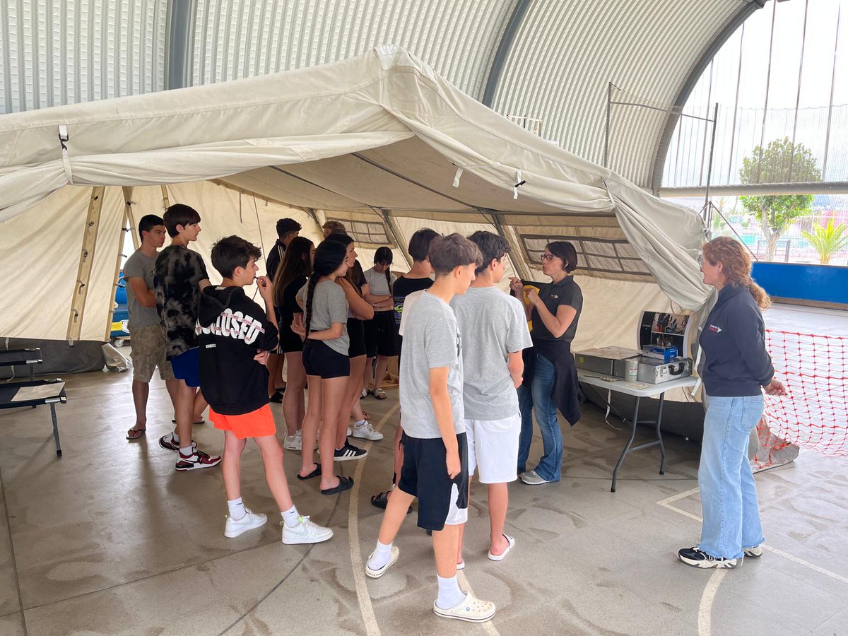 ajcubelles's tweet photo. 🟢 Prop de 170 joves de #Cubelles han pogut fer aquest matí una aproximació al que suposa viure dins d’un camp de #refugiats.

➡️ Es tracta d’una activitat emmarcada en els actes de commemoració del #DiaMundialdelRefugiat, el proper 20 de juny. 

⬇️ https://t.co/iQfp1k0bfW