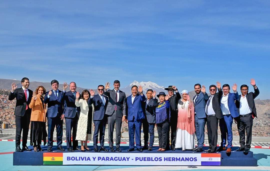 AlvaroRuizGarc9's tweet photo. Mientras la oposición intenta convulsionar y electoralizar el país.
Nuestro Presidente @LuchoXBolivia continua trabajando para fortalecer la integración económica de Bolivia!
Solo con unidad y trabajo vamos a garantizar el crecimiento y la industrialización de Bolivia! 🇧🇴 https://t.co/CeMS60APtX