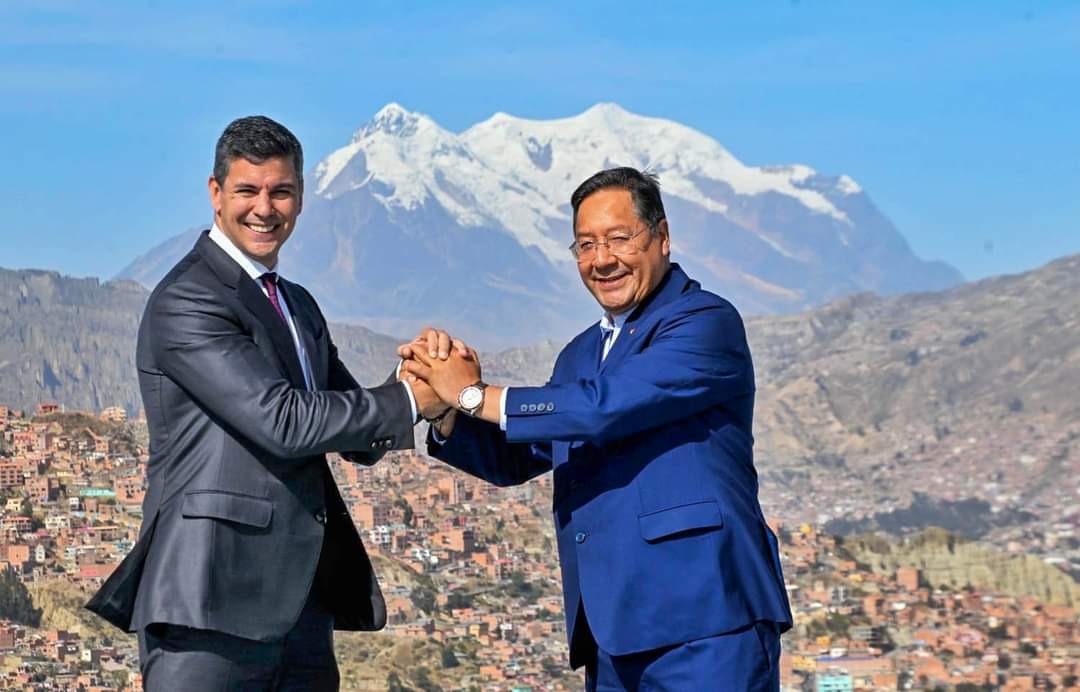 AlvaroRuizGarc9's tweet photo. Mientras la oposición intenta convulsionar y electoralizar el país.
Nuestro Presidente @LuchoXBolivia continua trabajando para fortalecer la integración económica de Bolivia!
Solo con unidad y trabajo vamos a garantizar el crecimiento y la industrialización de Bolivia! 🇧🇴 https://t.co/CeMS60APtX