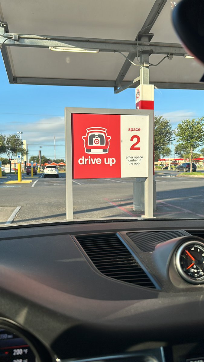 MertCandiemar's tweet image. My #targetrun and @Target doesn’t open yet 🤦🏼‍♀️