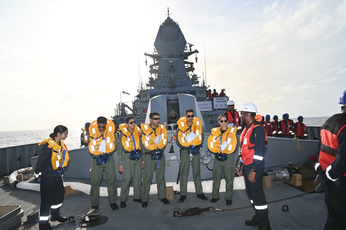 IN_WesternFleet's tweet photo. #Jointness
Indian Army & Airforce officers embarked onboard IN_WesternFleet ships were showcased capabilities, evolutions at sea and state of art technologies. The visit culminated with an interaction with #FOCWF.
@adgpi
@IAF_MCC
@IN_WNC
@indiannavy
@DefPROMumbai https://t.co/NP3s3qTZCD