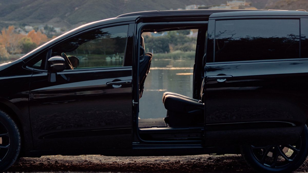 ChryslerCanada's tweet photo. Comfort for you and your whole crew. 👪 https://t.co/0njCrXtNP8