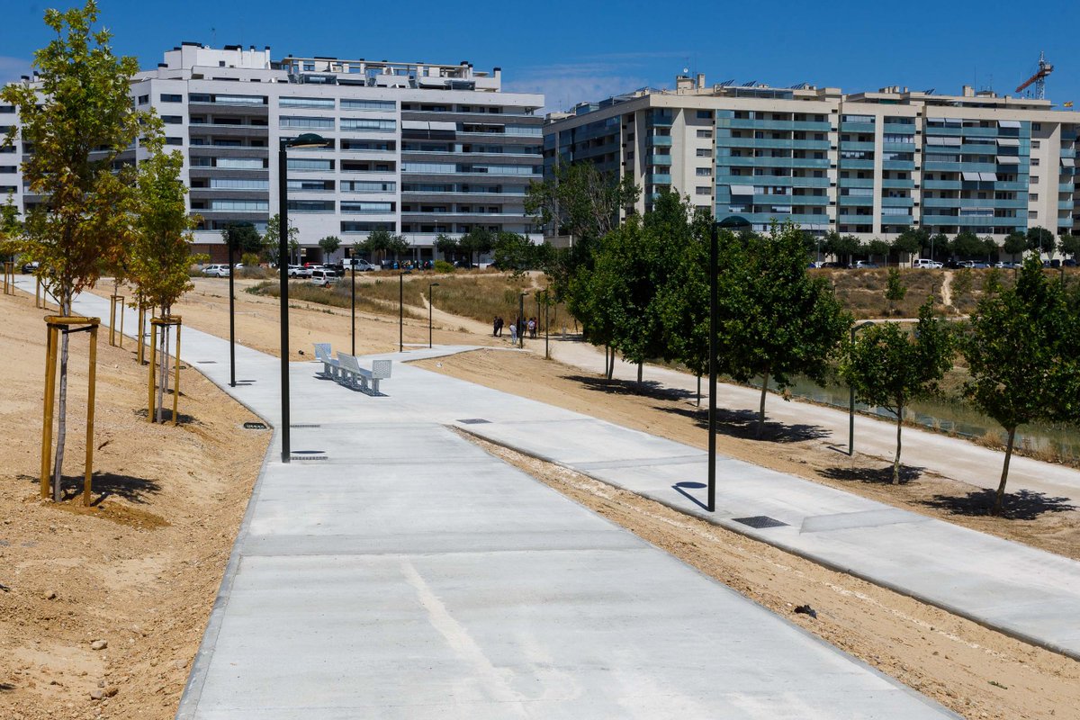 Hoy hemos puesto en servicio las conexiones peatonales entre el barrio de Parque Venecia y el corredor verde paralelo al Canal Imperial. La actuación ha supuesto una inversión municipal de 369.530 €
El Área de Medio Ambiente trabaja ya en un proyecto integral para naturalizar la