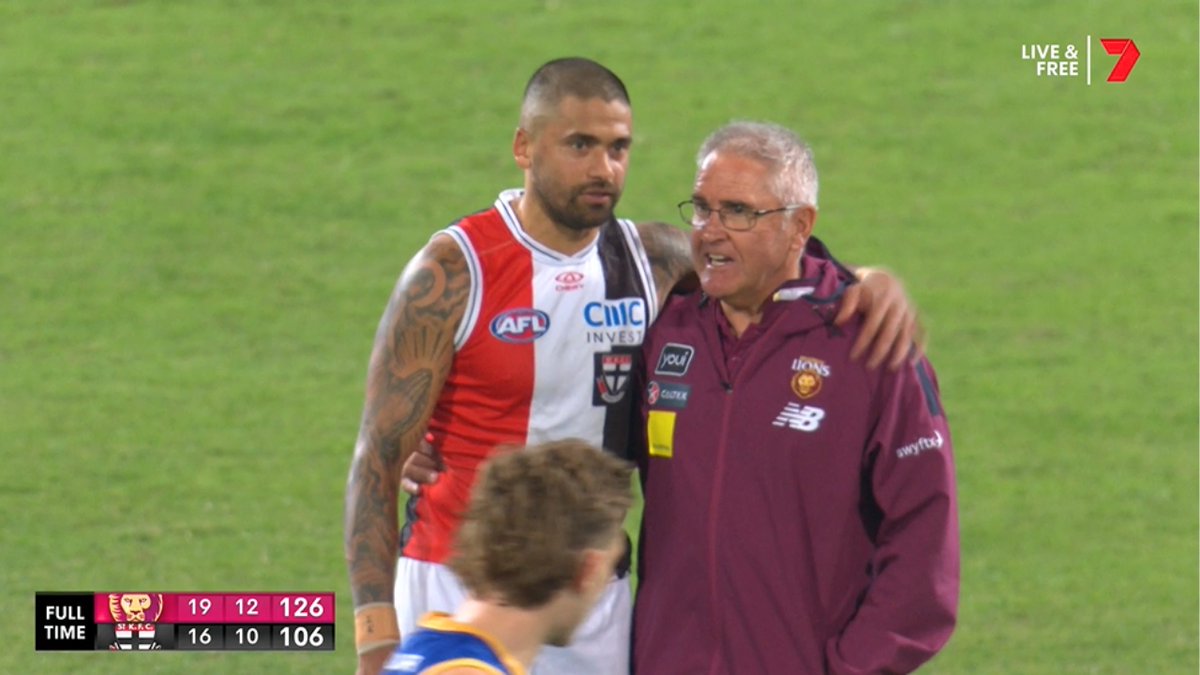 HarrisonReid12's tweet photo. Telling image between two former Hawthorn colleagues when you consider the turmoil Chris Fagan, along with Alastair Clarkson and Jason Burt, has been through in the past two years. Nice moment https://t.co/1Zsjrf8r8Q