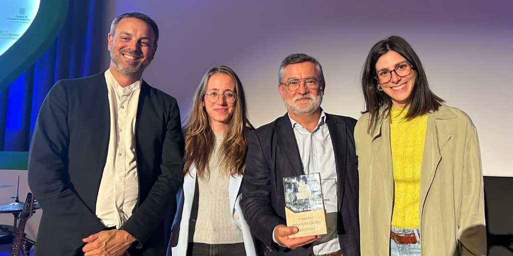 bonpreuesclat's tweet photo. 🏆Hem estat premiats als Premis de la @FundFactorHuma pel projecte #VestitsdOrgull! L'Albert Aranda, director de Persones, juntament amb representants dels equips de selecció i comunicació, van recollir el premi en l'acte celebrat ahir.
Gràcies pel reconeixement!👏
#BonpreuEsclat https://t.co/uCF5HjGbff