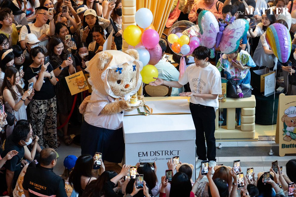 thematterco's tweet photo. ใครจะไปคิดว่า วันหนึ่ง ไอดอลสาวที่มีกระแสแรงจนทำห้างแทบแตกจะเป็น 'หมี'

ในที่นี้ก็คือ 'น้องหมีเนย' หรือ Butterbear นั่นเอง โดยเฉพาะวันนี้ (14 มิ.ย.) ที่ตรง��ับวันเกิดของน้องหมีเนยพอดี บรรยากาศห้างจึงเต็มไปด้วย #ด้อมน้องเนย มาร้องเพลง Happy Birthday และเป่าเค้กวันเกิดกันเต็มไปหมด https://t.co/EjsqE42Els