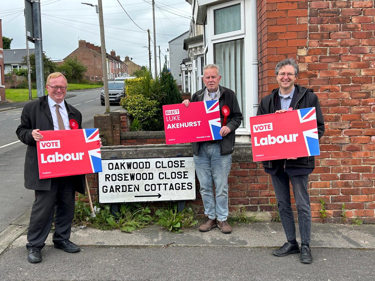 lukeakehurst's tweet photo. Canvassing this morning in Sacriston. Thanks for joining us today @Lee_Findell https://t.co/NJcIwzzk7G