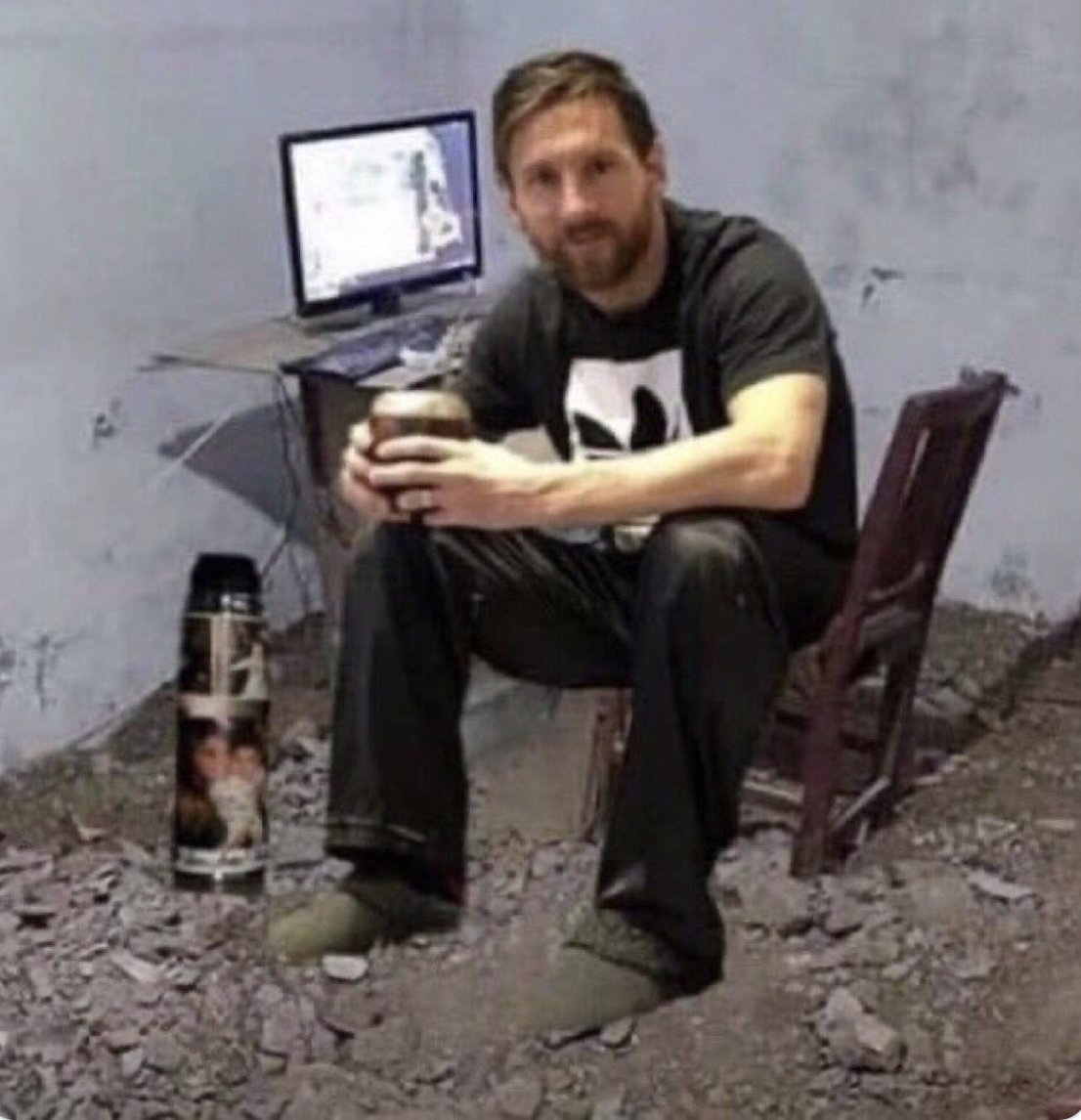 OutMessi_'s tweet photo. vine a cursar, me bajé un termo de mate, disocie toda la clase y ya me estoy por ir a mi casa https://t.co/etOxiwDMdX