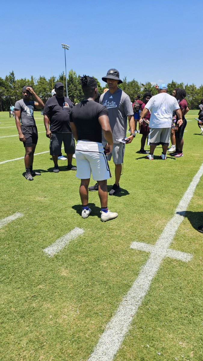 RDJr20_'s tweet photo. My dad took this picture. I had a great time being coached by Mississippi's best @AnthonyJTucker #HailStateFB https://t.co/FQVw17khb5