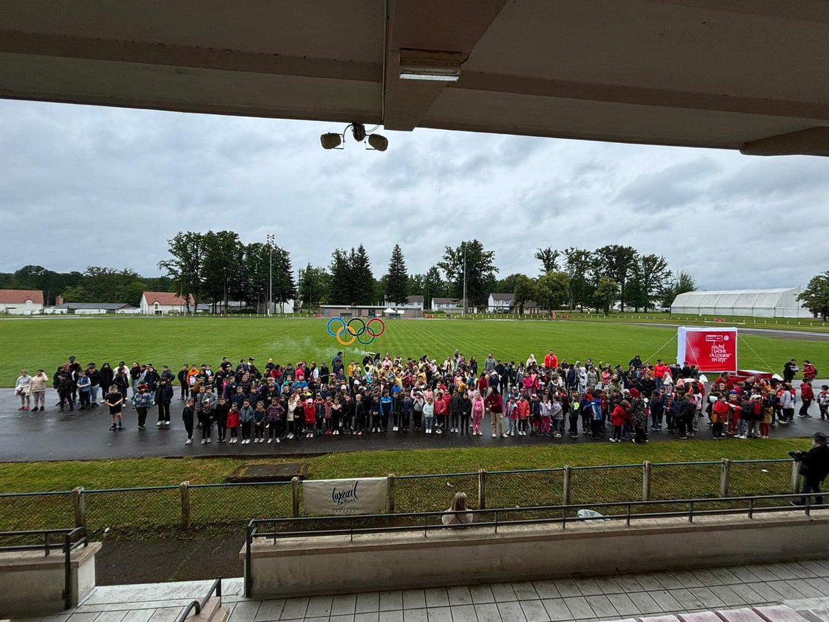 La journée des Olympiades de Luxeuil-les-Bains, organisé par la mairie, a rassemblé 350 élèves de toutes les écoles de la commune. <a href="/DSDEN70/">DSDEN de la Haute-Saône</a> <a href="/DelphineRaba/">Delphine Raba</a> #JO #EPS #associations