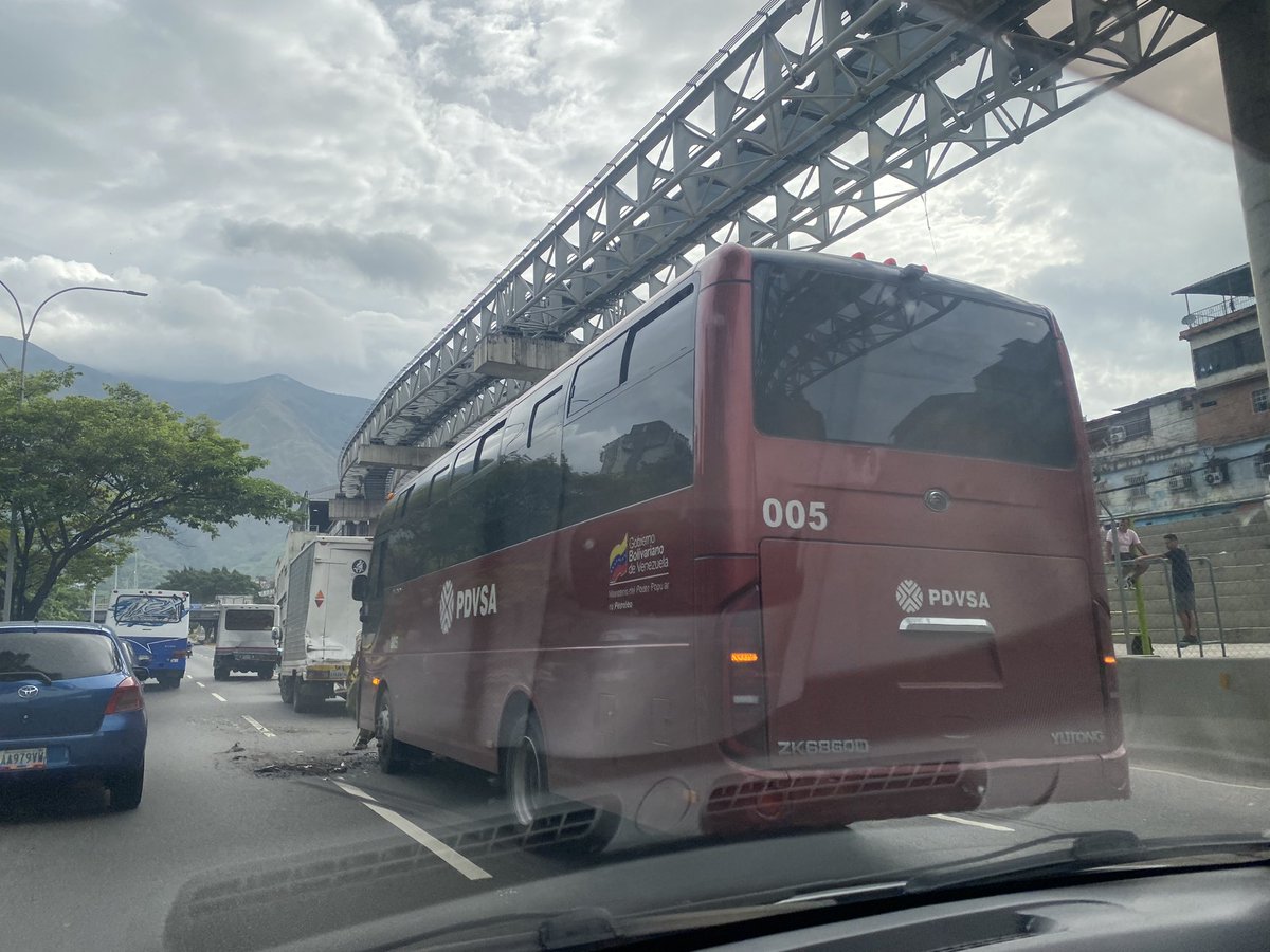 Se registra cola en la Autopista FF sentido  Guarenas a la altura de la Urbina, debido a la colisión de 3 autobuses.