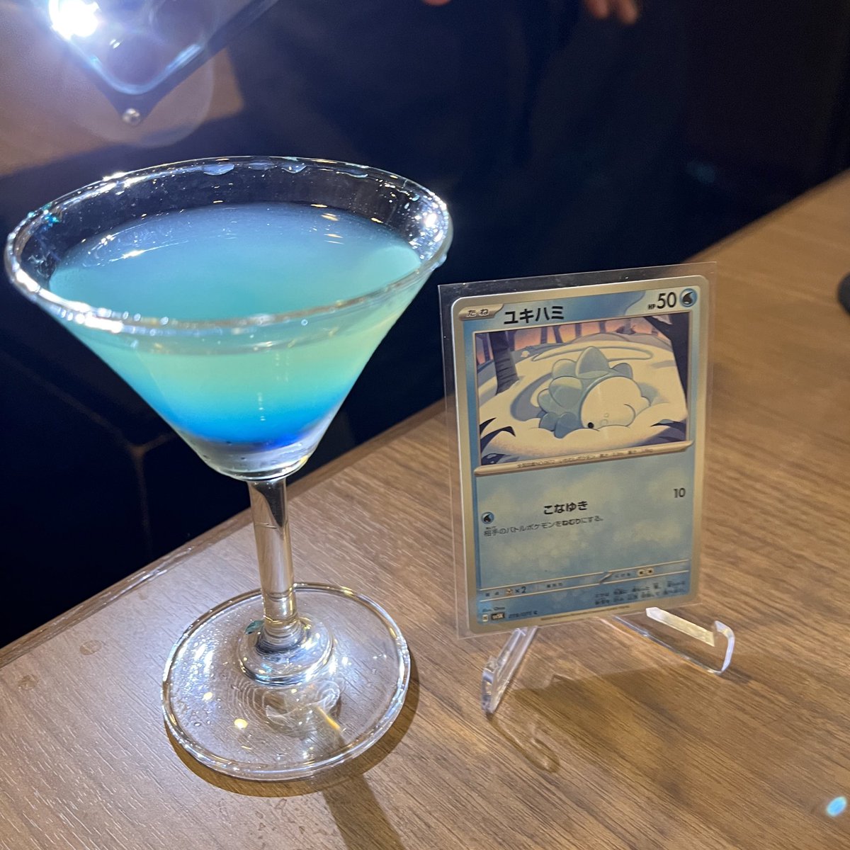 redbeantofu's tweet image. went to a bar in akihabara that makes cocktails based on any TCG card you give them

they tasted soo good too ❤️ highly recommend