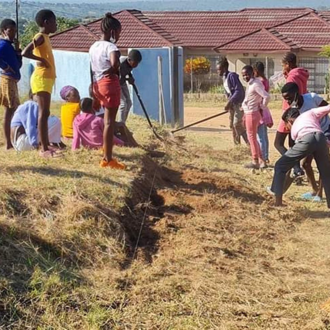 aspringofhope's tweet image. A fun filled day out in the sun and the most rewarding finish was enjoyed by learners, educators, and the community of Buffelshoek at Masweng Primary when we joined forces for the Rhanza Xikolo Xa Wena Campaign.