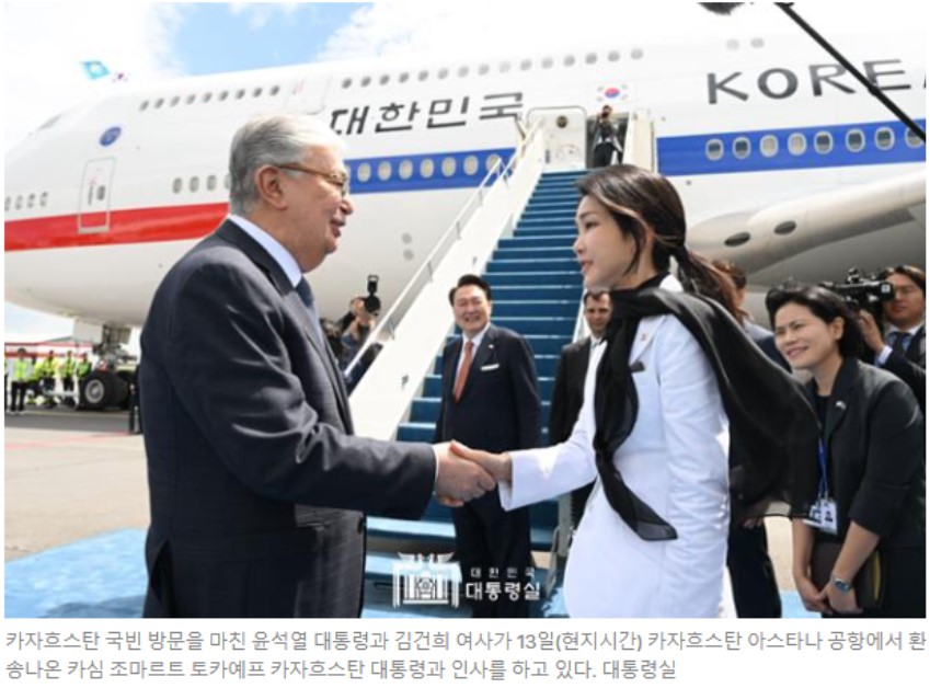 대통령실 사진
slrclub.com/bbs/vx2.php?id…

자 여기서 대통령이 누구지?