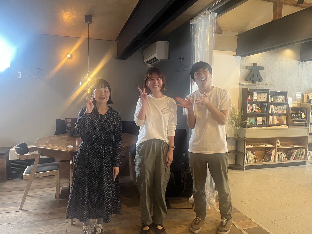 2Rikoko's tweet photo. 浦幌のトリノメ商店に初訪問🕊
古本から新本までならぶ素敵空間の奥に、カフェスペースもあって、ゆっくり過ごさせてもらいました〜📕💻☕️
偶然同年代の2人にもお会いできてよかった！✨

またゆっくり浦幌に来たい。
こんな幸せ空間が地方にあるの最高。 https://t.co/L2TSQr4Pyf