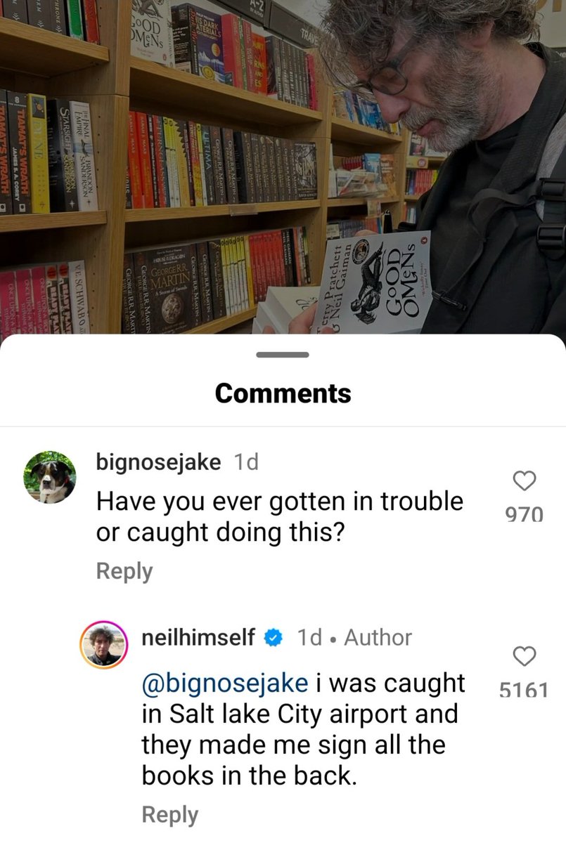 StephenKingCat's tweet photo. CAUGHT IN THE ACT 
If a book store is within reach, @neilhimself will pop in and sign his books, secretly.
Neil's response to commenter's question is comicly apropro. https://t.co/QNtlB5yvCH