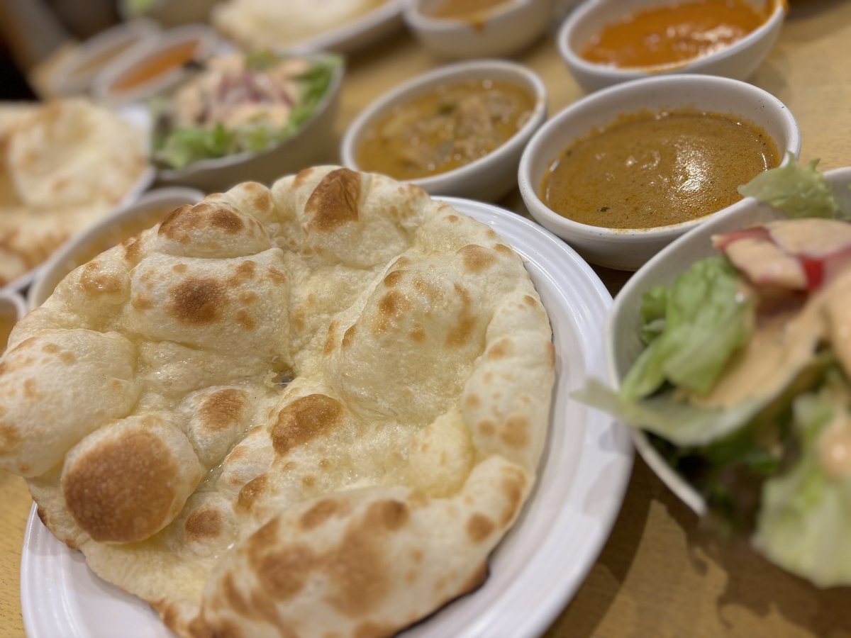 jj__curry's tweet photo. 実践女子大学カレー同好会です🥄
本日、第3回の活動を印度 下北沢店にて開催しました🌻今回はナンに加えてカレー（バターチキン、マッサマンetc…♡）のおかわりまで自由でとってもお得にお食事をすることができました🍛
部員同士もカレーを通じて仲が深まってきており、毎月楽しく活動をしています👳‍♂️ https://t.co/dtsMSaIrlH