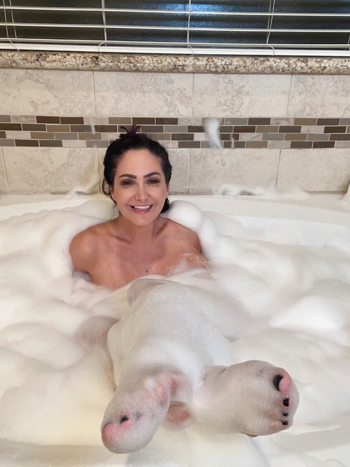 Happy #InternationalBathDay come join me! https://t.co/e9FE5SQnHB<a href="/tag/internationalbathday"class="tags">#InternationalBathDay</a>
