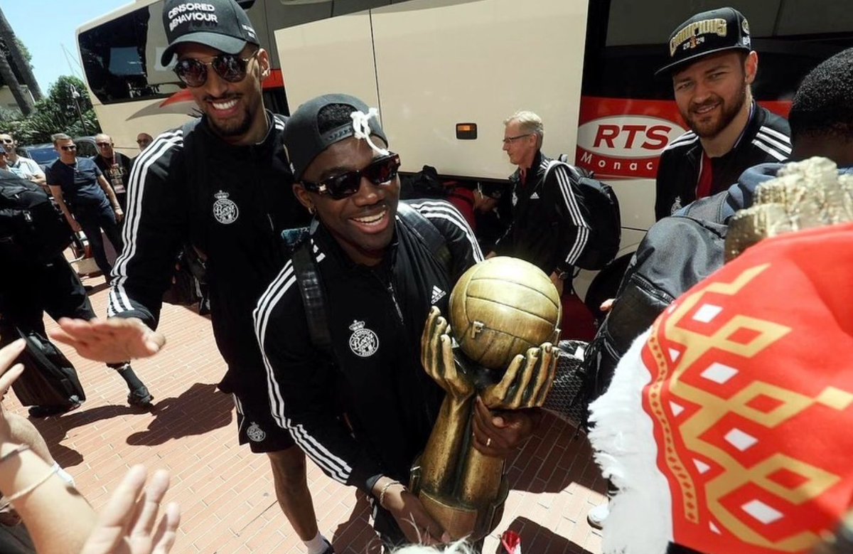 📸 Félicitation aux joueurs de la Roca Team qui célébrent leur nouveau titre de Champion de France en Betclic Elite.

#partenaire #rocateam #rocaboys #rtsmonaco