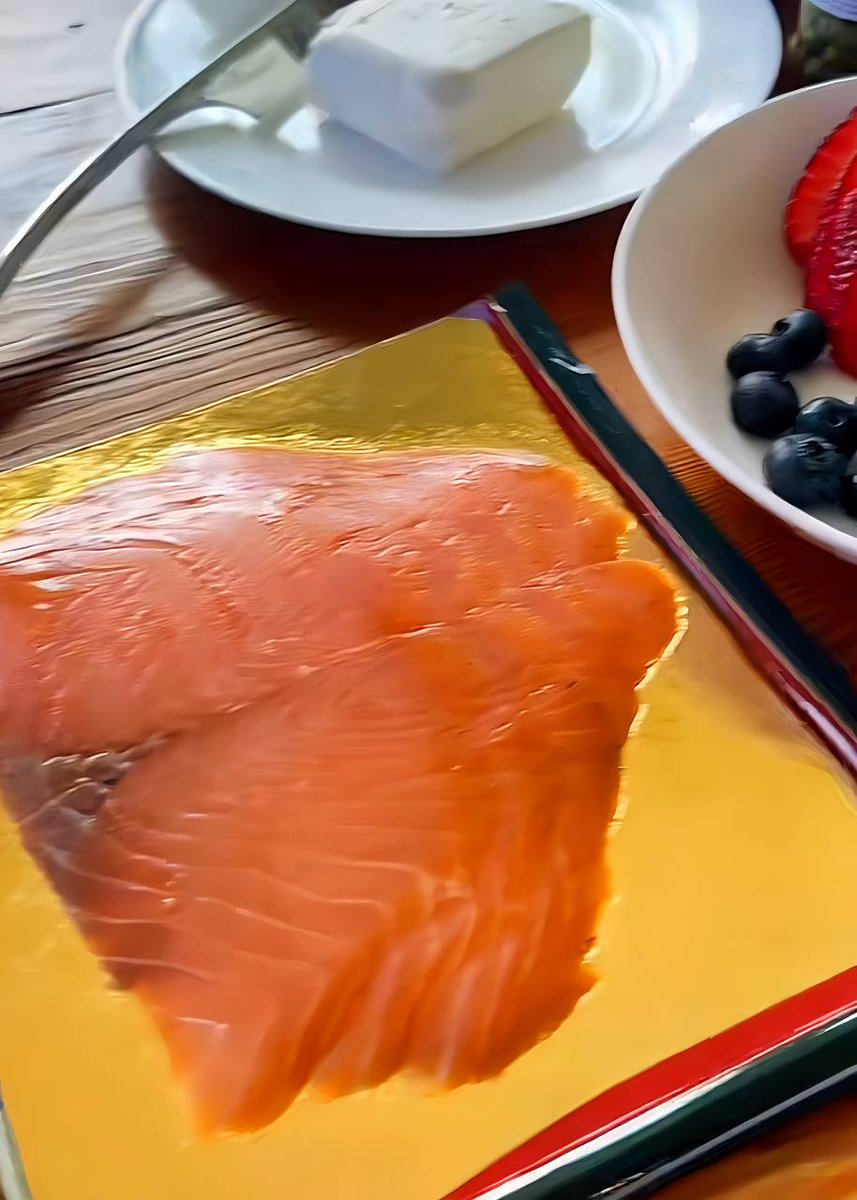 7pl3o2MBjJEIv's tweet image. Making breakfast for my son fills me with happiness. Preparing his favorite salmon salad, I feel joyful and content, knowing I&apos;m starting his day with love.