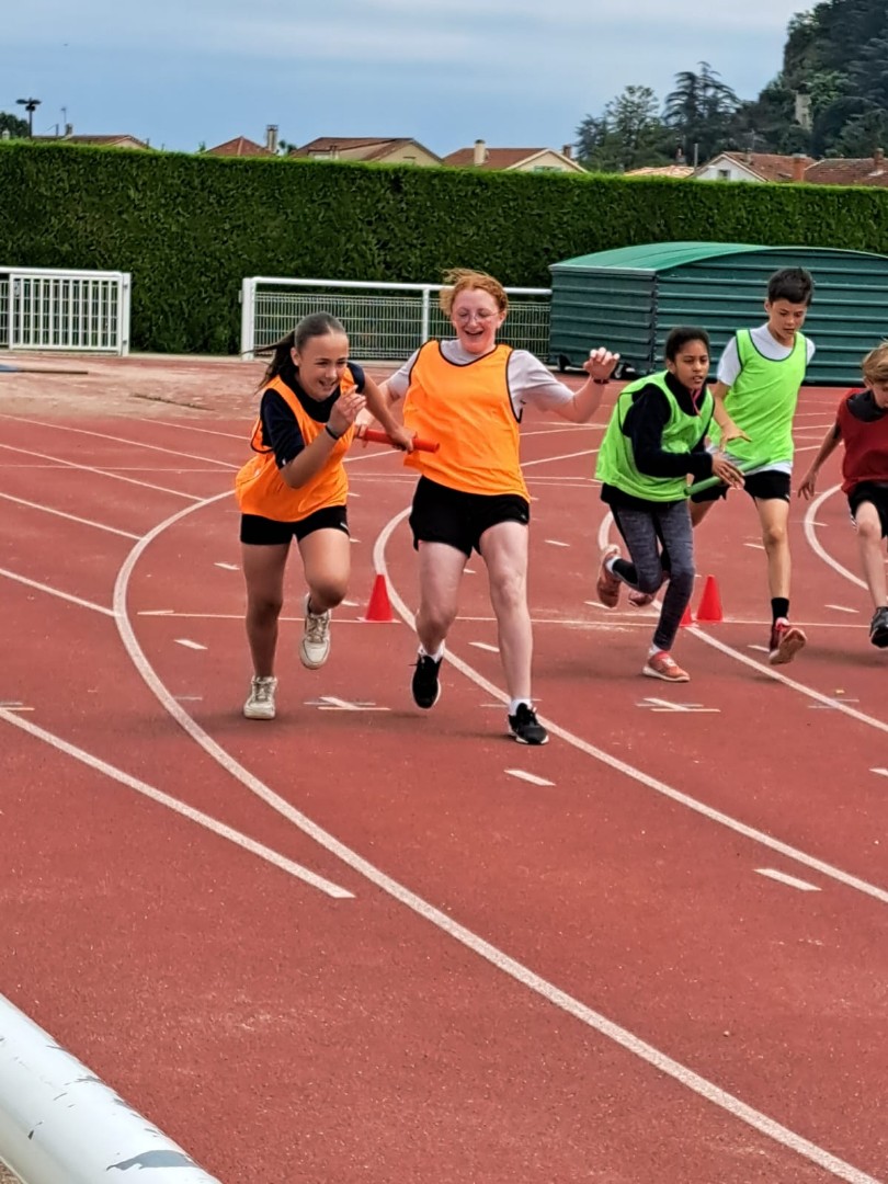 Rencontre athlétisme <a href="/usepnationale/">USEP nationale</a> bi-départementale Drôme Ardèche,  CE2 CM1 CM2 à Tournon sur Rhône 
Crozes-Hermitage,  les 4 écoles de Tournon et Mauves, 280 enfants 
Lancer, sauts, courses, relais, une belle journée olympique 
@DASENDROME <a href="/ThiAumage/">Thierry AUMAGE</a> @Generation2024G