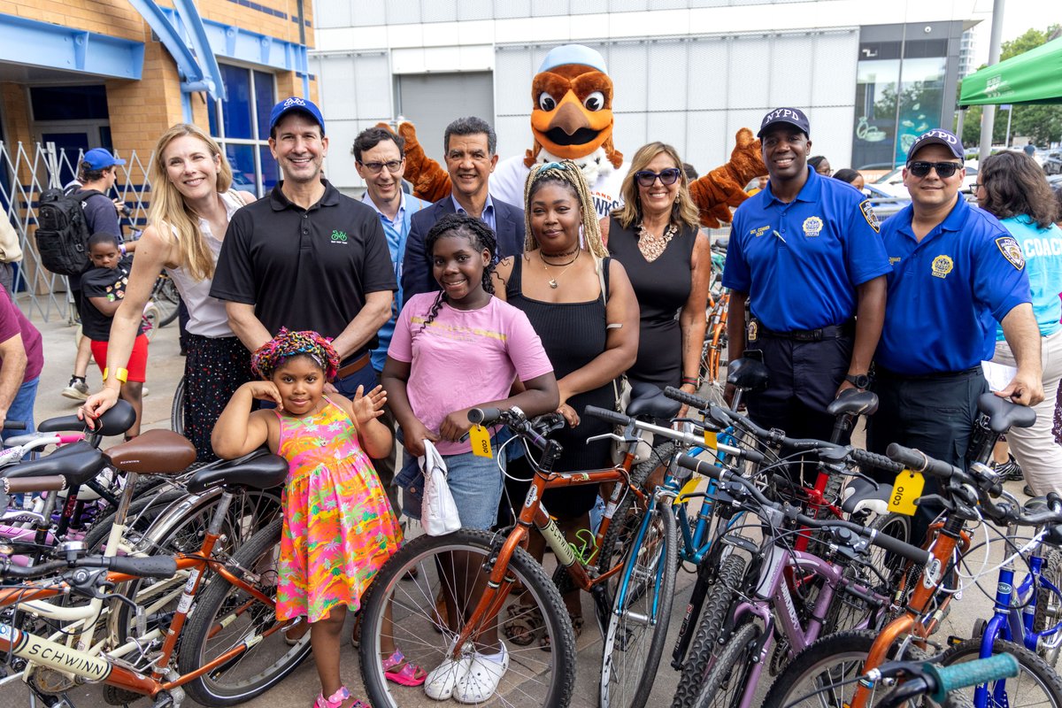 bikenewyork's tweet photo. A great day for a bike giveaway! We gave out 125 bikes to Staten Islanders, from Staten Islanders! TYSM to our team @recycleabicycle and our partners at the @NYC_DOT, @amazon, @NYPD, @FerryHawks, & @SIUHOSPITAL for making it possible!
#bikenyc #HawkCity #givingback #community https://t.co/OK80sixxvV