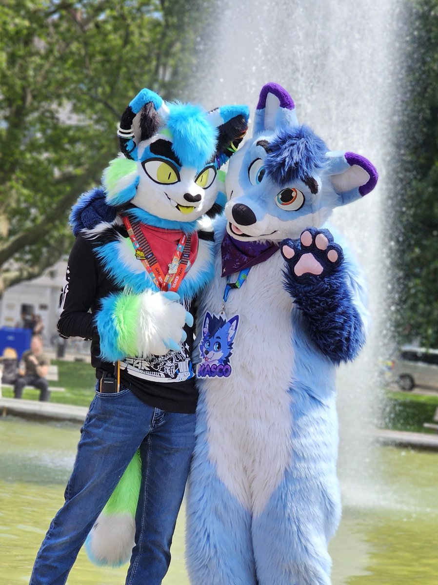 Cats are fine with getting wet, right? 💧

🐈 <a href="/Jaro_Cat/">Jaro</a> 
📸 <a href="/Big_Chompahh/">Chompy</a> 

#FursuitFriday