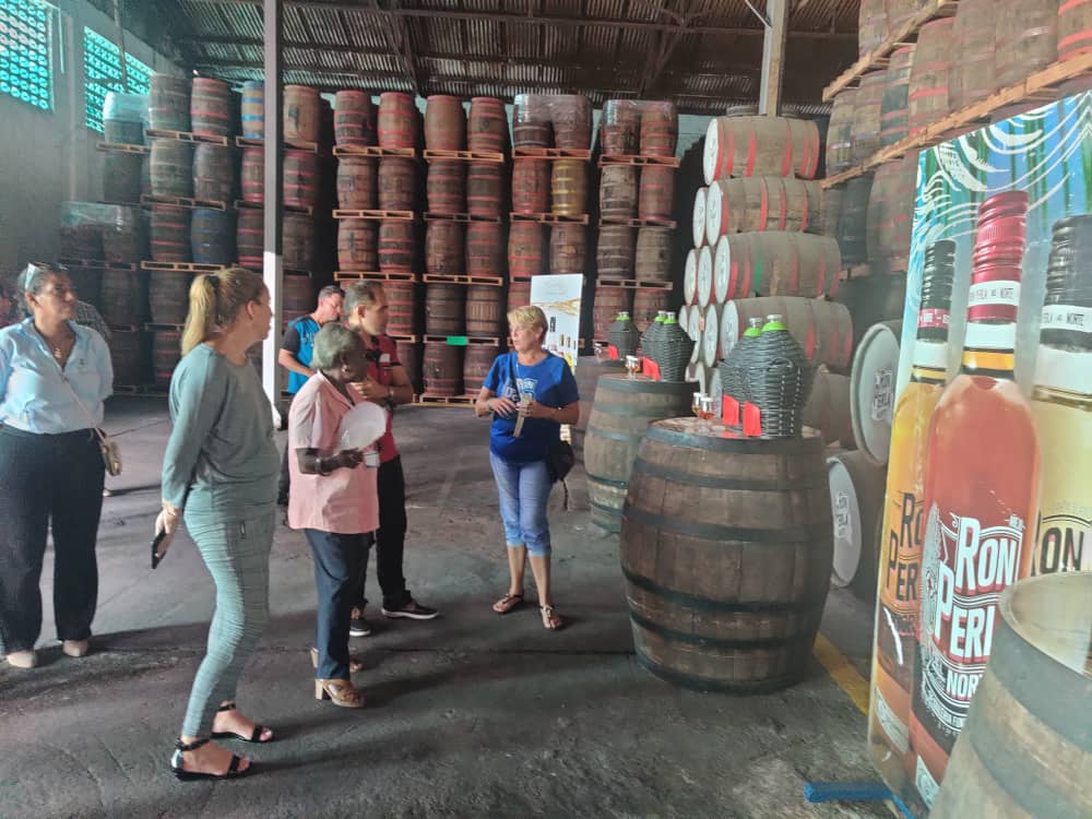 #RoneraCardenas Fructífero intercambio entre  profesionales de la Universidad de Matanzas Camilo Cienfuegos con trabajadores de la Ronera Cárdenas Eladio de Marcos.