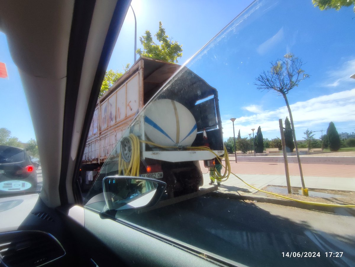 Psico_Thor's tweet photo. Observo con sorpresa este camión, con el logo del ayuntamiento de Alcorcón, que lleva una cisterna de agua sujeta con cinchas y regando. 
En el parque de la República... 
Por favor, esto no cumple norma... 
@AytoAlcorcon https://t.co/ZIjt27L2SV
