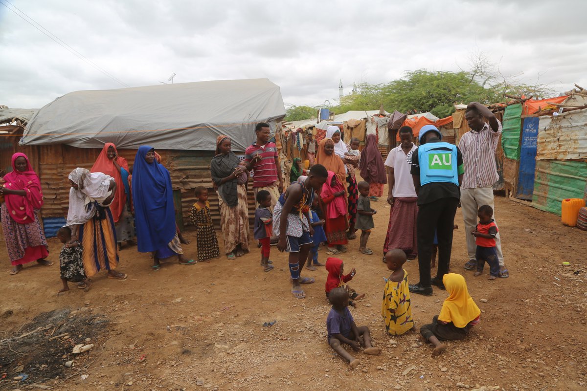 ATMIS_Somalia's tweet photo. Ciidanka #DNDF #ATMIS, Booliska ka tirsan Hawlgalka & Kuwa Ghana ayaa shalay ku xusay #MaalintaCaalamigaaheeCarruurtaAfrika Xerada Barakacayaasha ee Wabi Shabeelle ee magaalada Beledweyne. Waxaa saraakiisha hoggaaminayay SP. Chungu Moffat, waxayna carrabka ku adkeeyeen ahmiyadda aqoonta iyagoo sidoo kale ugu baaqay qoysaska deegaanka inay carruurtooda ka diiwaangeliyaan iskuullada.
Saraakiishu waxay cunto & agab kale oo aan cunto ahayn ugu deeqeen xerada. Maalinta Carruurta Afrika waxaa sanad walba la xusaa 16-ka Juune. #Waxbarasho #CarruurtaAfrika