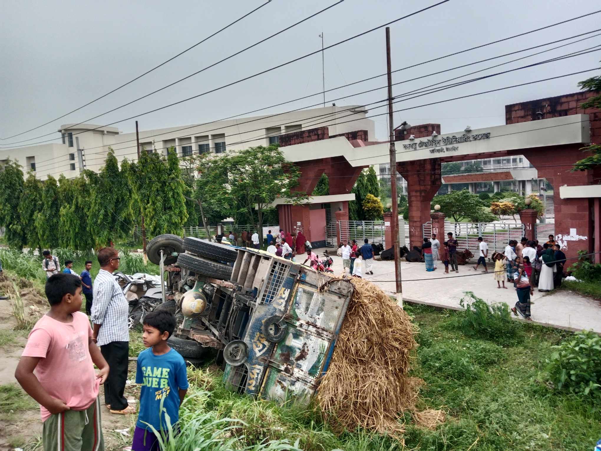 টাঙ্গাইলে ট্রাকের ধাক্কায় শিশুসহ প্রাইভেটকারের ৩ যাত্রী নিহত