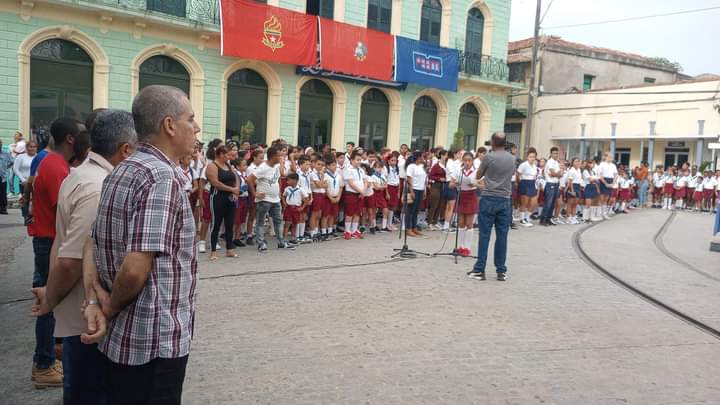 YoelSantiesteb's tweet photo. En homenaje a los natalicios de #MaceoVive y #CheVie se realiza en #Camagüey Acto Provincial del cambio de atributo de los pioneros de 3er grado y la entrega a pioneros destacados la distinción y condición 14 de Junio así como los abanderados de la Patria a pioneros de 9no grado. https://t.co/yKVcynjybJ