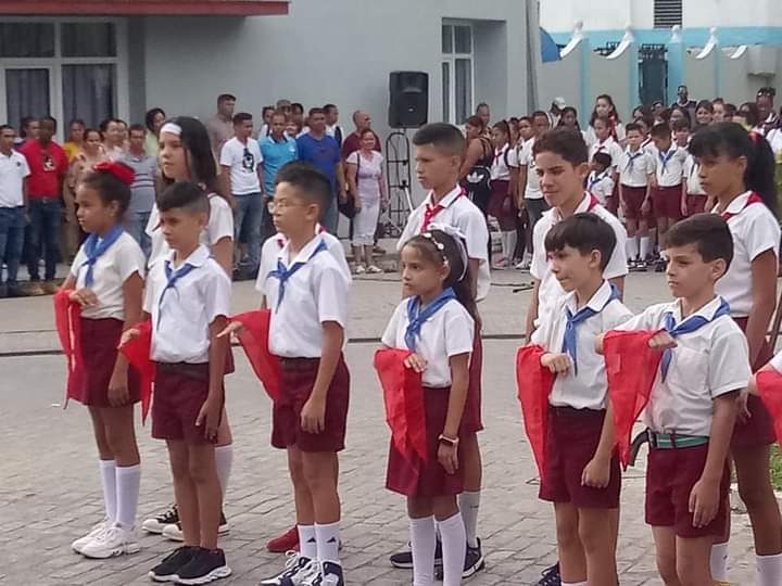 YoelSantiesteb's tweet photo. En homenaje a los natalicios de #MaceoVive y #CheVie se realiza en #Camagüey Acto Provincial del cambio de atributo de los pioneros de 3er grado y la entrega a pioneros destacados la distinción y condición 14 de Junio así como los abanderados de la Patria a pioneros de 9no grado. https://t.co/yKVcynjybJ