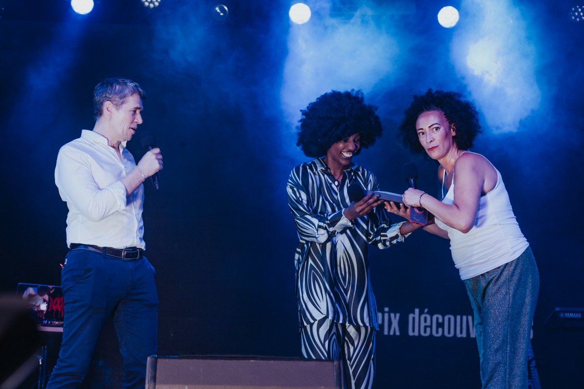 RFIMusique's tweet photo. 🔥ÉVÉNEMENT - C'était hier soir, la remise du @prixdecouvertes . Revivez ce moment en images jusqu'au concert de la lauréate @jessy_officiel_242 , sur la scène de l'Institut français de Brazzaville.
#rfi #musique #prixdecouvertes #jessyb #Congo #Brazzaville #concert https://t.co/uj7QUE88AD