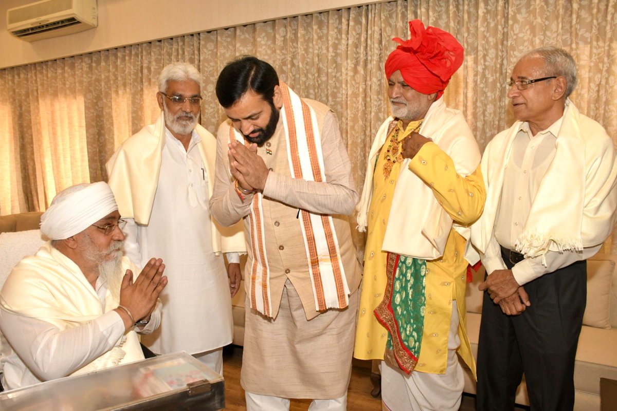 cmohry's tweet photo. मुख्यमंत्री श्री @NayabSainiBJP ने आज संत कबीर कुटीर (मुख्यमंत्री आवास) पर पधारे पद्मश्री अवॉर्डी श्री महावीर गुड्डू, डॉ हरि ओम, श्री गुरविंदर सिंह और प्रो. रामचंद्र सिहाग को शॉल ओढ़ाकर सम्मानित किया।

इस दौरान मुख्यमंत्री ने कहा कि युवा पीढ़ी को सर्वोच्च नागरिक अवॉर्ड के बारे में जानकारी होनी चाहिए और उन्हें अवॉर्डियों से प्रेरणा लेनी चाहिए।