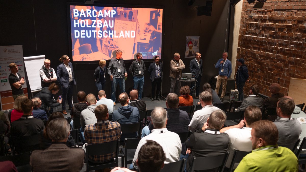 Anmelden zum Holzbau Barcamp am 26. September 2024 in Kassel und vergünstigtes Frühbucherticket buchen! Mitmachen, diskutieren, neue Ideen vorstellen und Wissen austauschen. Hier erfahren Sie, was ein Barcamp ist: veranstaltung.holzbau-deutschland.de