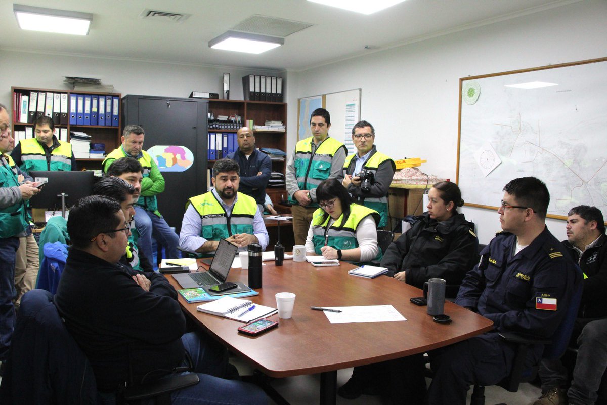 🚨 El alcalde Henry Campos lidera un nuevo COGRID comunal, que tiene por objetivo analizar la jornada de ayer, los requerimientos de los vecinos y vecinas, y establecer nuevas acciones para la recuperación de los y las afectadas por las lluvias de esta semana. #ThnoSomosTodos