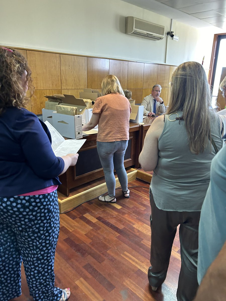 Por enésima vez, la JEP de Sevilla, por boca de su secretario y de su pte., se ha declarado de manera tácita en rebeldía y se niega a realizar el escrutinio gral como le exige la ley y  como le ordena reiteradamente la JEC. Algún día acabarán procesados por delitos muy graves…