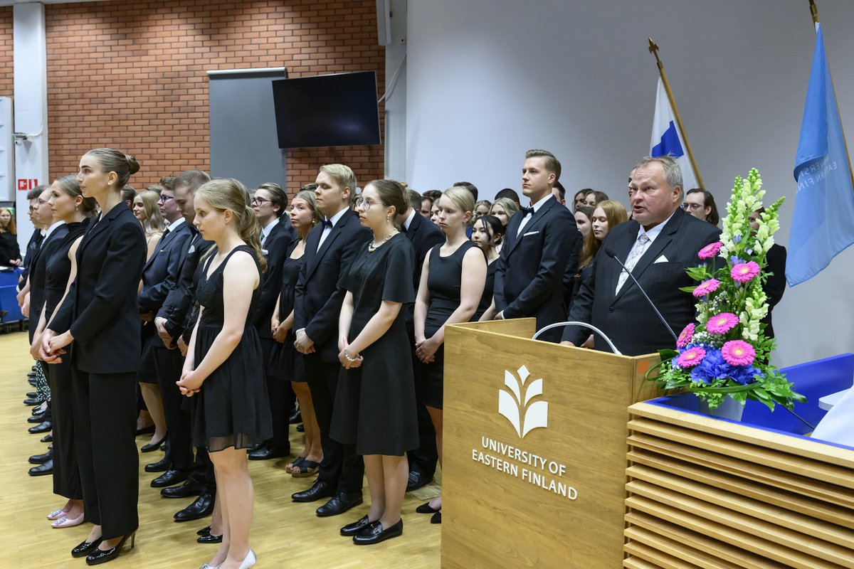 Sydämelliset onnitellut valmistumisesta ammattiin, lääketieteen ja hammaslääketieteen lisensiaatit! Vietimme tänään perinteistä valajuhlaa #UEF’in Kuopion kampuksella. Toista sataa ammattiin valmistuvaa lääkäriä ja hammaslääkäriä vannoivat valansa. Gaudeamus igitur! 💐