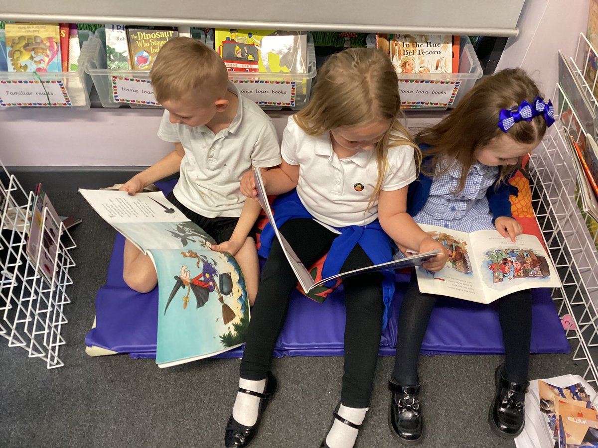 HighViewY1's tweet photo. Year 1 Showing their love of reading, choosing to look at a book this golden time. https://t.co/9aPr7Nk1Xb