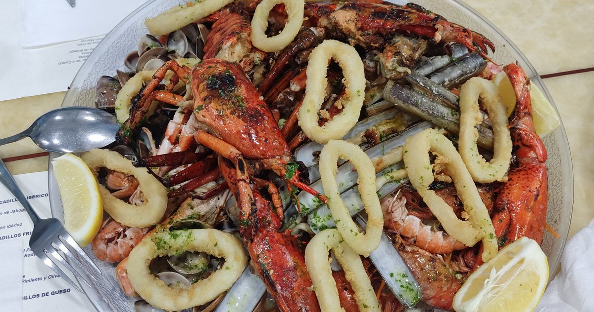 Folrat's tweet photo. #BonaTarda, #Tuiterlanders!!!
Vinc a dir-vos que avuí toca... Que ben me l'he guanyada, ostieeeeeee!!!
😎😎😎😎😎
#Mariscada
#Marina
#AcidoUrico https://t.co/gOtu2HzMXy